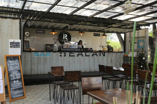 Quán cà phê siêu xinh xắn tọa lạc trong khuôn viên trường rất được sinh viên yêu thích.