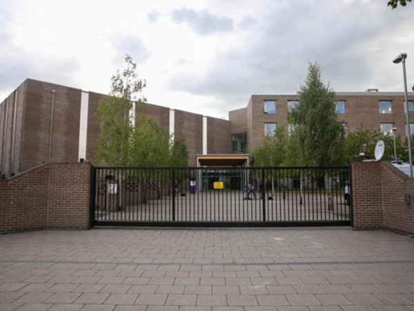 Vụ việc xảy ra tại trường William Perkin Church of England High School ở Greenford, phía Tây London