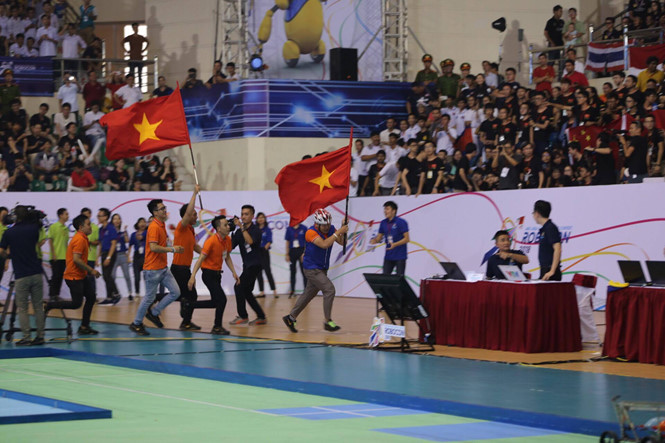 Đội tuyển robot Việt Nam mừng chiến thắng. Ảnh: ĐĂNG NGUYÊN.