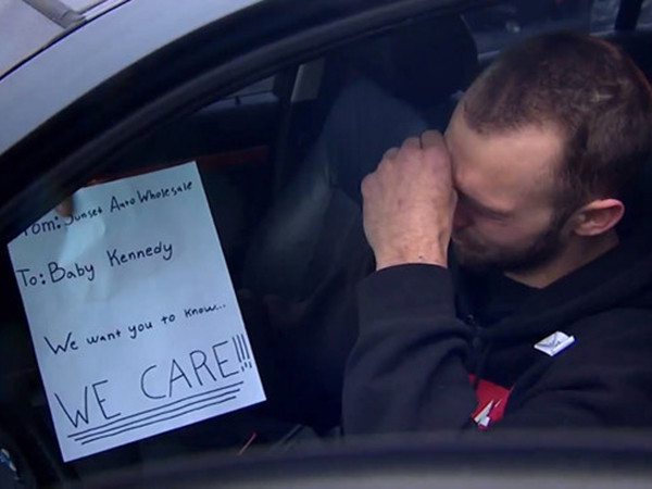 Trent xúc động khi nhận được món quà. Ảnh: Autoevolution.