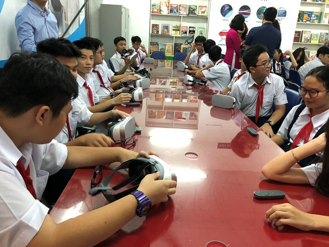 Học sinh Trường THCS Lê Quý Đôn (Q.3) trong phòng thực hành STEM với kính thực tế ảo. Ảnh: B.THANH.