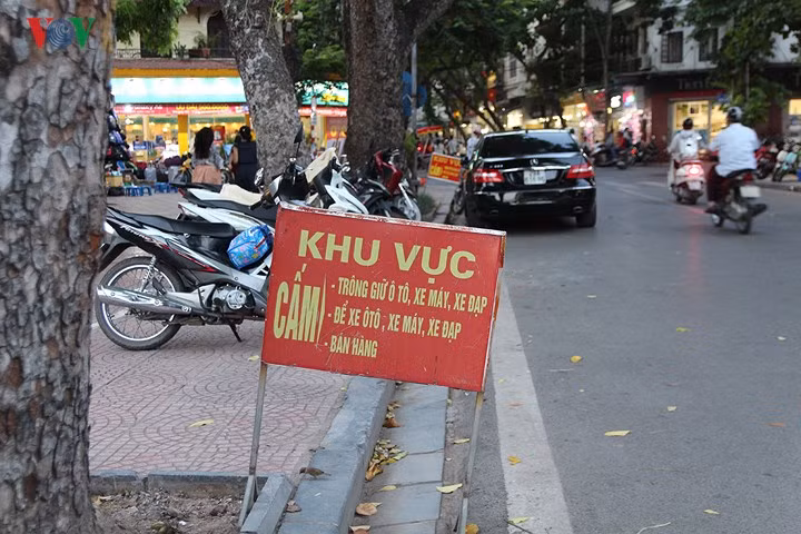 Hàng loạt biển cấm xuất hiện trên các con đường xung quanh hồ Gươm nhưng dường như 