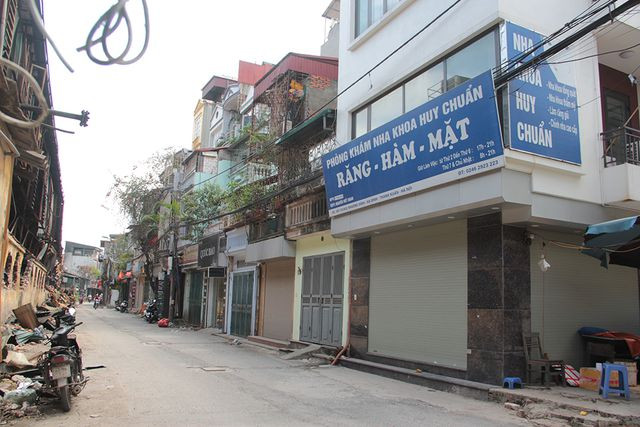 Các hộ kinh doanh ở trên phố Hạ Đình đoạn đối diện với hiện trường vụ cháy phần lớn đã đóng cửa không kinh doanh.