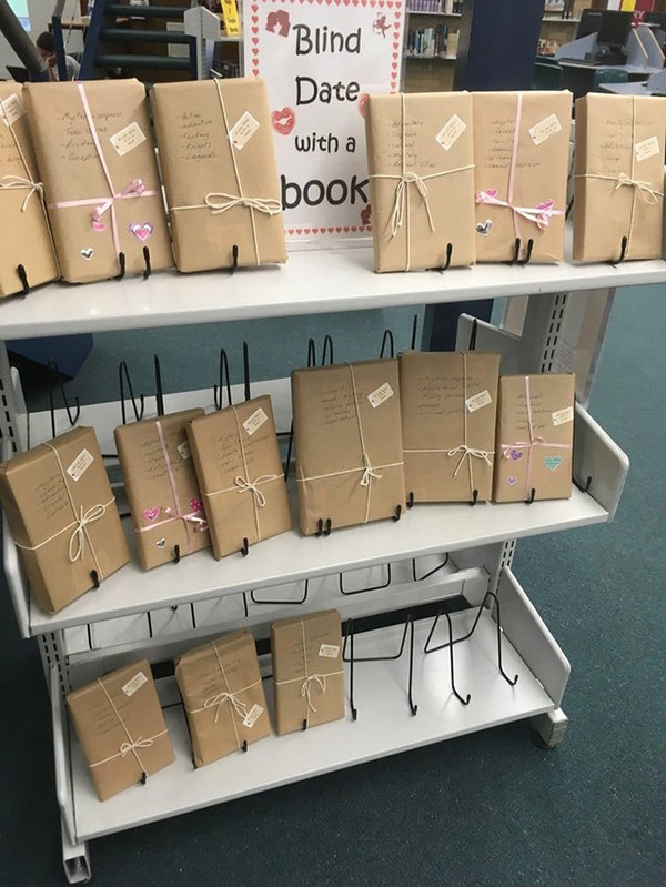 Bất ngờ ẩn giấu trong cuốn sách. Nếu bạn không biết hôm nay sẽ đọc gì, một cuốn sách được gói kín sẽ cho bạn những điều bất ngờ.