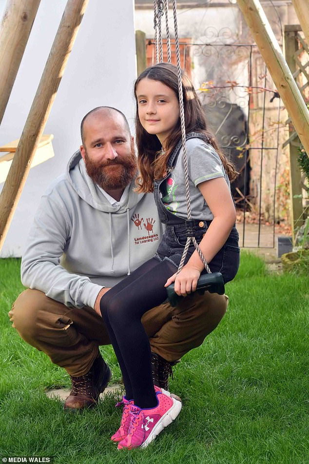 Anh Craig bên con gái Eirian.