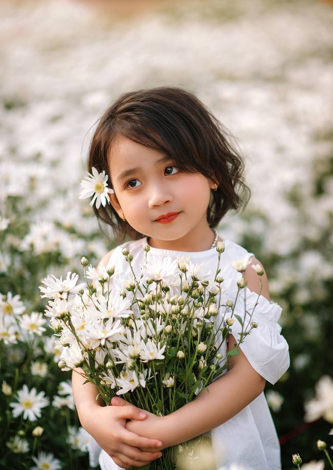 Nếu cô chị Thúy Thiện sở hữu vẻ dịu dàng, đằm thắm thì ở Thanh Tâm lại toát lên sự lém lỉnh, tinh nghịch và rất dễ thương. Nếu cô chị Thúy Thiện sở hữu vẻ dịu dàng, đằm thắm thì ở Thanh Tâm lại toát lên sự lém lỉnh, tinh nghịch và rất dễ thương.