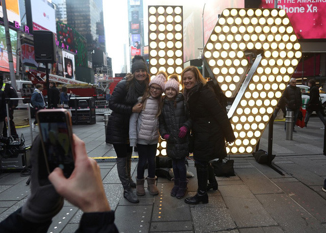 Quả cầu pha lê luôn thu hút sự chú ý lớn. Ảnh: Reuters.