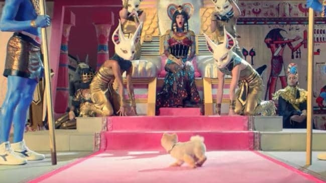 Trước đó, JiffPom còn vinh dự góp mặt trong hit MV Dark Horse của Katy Perry.