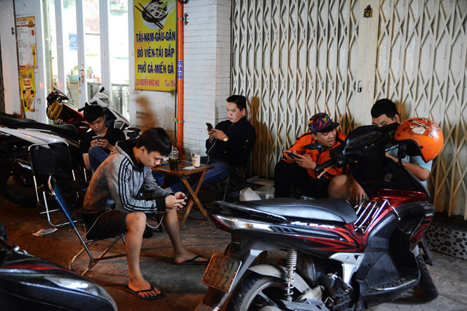 Môi trường làm việc của shipper thức ăn là... ngoài đường. Một nhóm hoạt động quy mô từ 5 – 20 người. Ảnh: HOÀI NHÂN