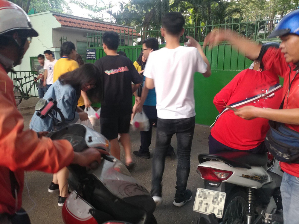 Đơn được hoàn thành, ai cũng thở phào nhẹ nhõm.