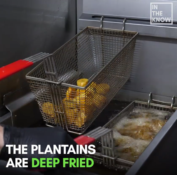 Đem chuối đi chiên giòn với dầu nóng.