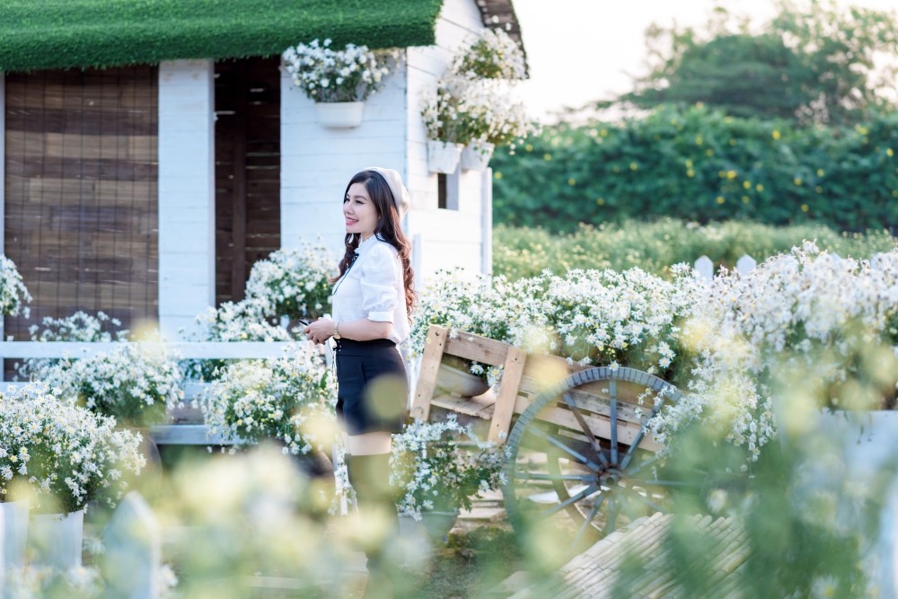 Chính vì thế, nếu chỉ chụp ở những vườn nhỏ thì sẽ rất khó lấy được các góc chụp đẹp nên đa phần các bạn trẻ đang tìm một cánh đồng thật rộng kèm nhiều concept độc lạ để "sống ảo".