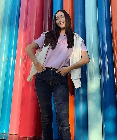 Jessica thường xuyên diện mốt áo cardigan choàng hờ qua vai làm điểm nhấn cho set đồ đơn giản.