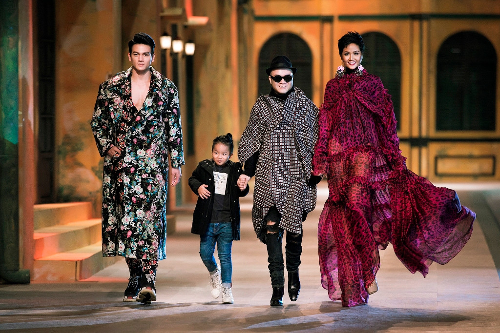 Ngoài ra, cô cũng mang đến nguồn năng lượng dồi dào thông qua những nụ cười, ánh mắt giao lưu với khán giả khi chào kết cùng NTK Đỗ Mạnh Cường, Lê Xuân Tiền và bé Nhím.