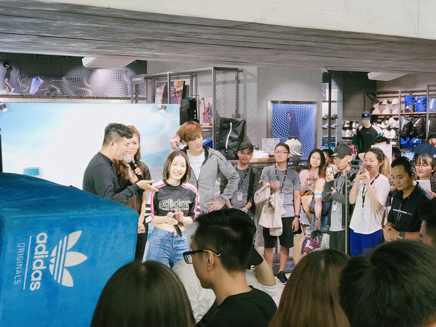 Trong ngày khai trương, rất nhiều cửa hàng đã mời các nghệ sĩ nổi tiếng đến tham dự, tạo nên sự hiếu kỳ của đông đảo khách tham quan.