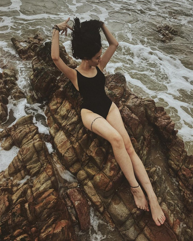 Cô nàng có sở thích xăm hình. Trên người của Tô Sa hiện tại có khoảng 8 hình xăm lớn nhỏ.