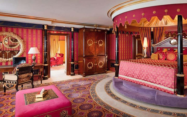 Giá phòng tại khách sạn 7 sao Burj Al Arab vô cùng đắt đỏ, chỉ tỷ phú thế giới mới dám bước chân vào. (Ảnh: KT)