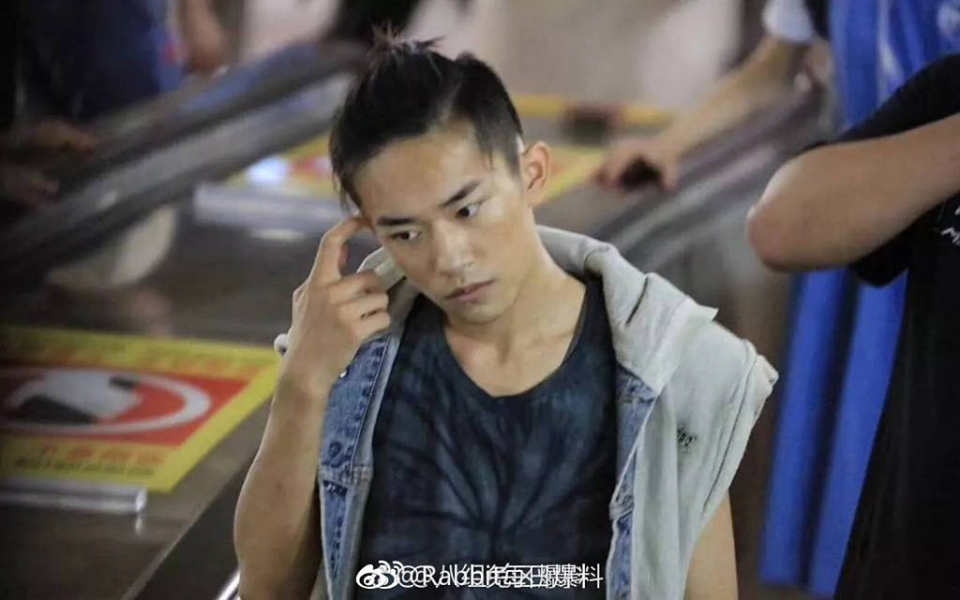 Dịch Dương Thiên Tỉ với làn da ngăm và mái tóc vợt cao, thể hiện rõ sự nam tính mạnh mẽ.