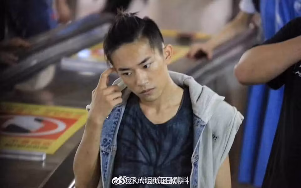 Dịch Dương Thiên Tỉ với làn da ngăm và mái tóc vợt cao, thể hiện rõ sự nam tính mạnh mẽ.