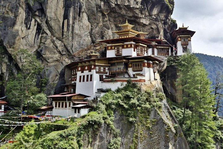 Paro Taktsang là một thánh địa nổi tiếng của Phật giáo trên dãy Himalaya, nằm cheo leo bên vách đá của thung lũng Paro của Bhutan.
