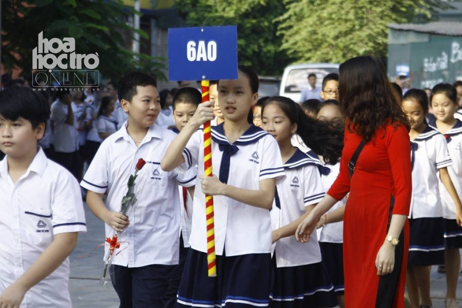 Các học sinh lớp 6 và lớp 10 sẽ được các thầy cô và anh chị lớp trên chào đón ngay từ cổng trường.