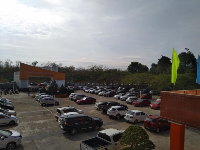 Xe ô tô xếp hàng đỗ đầy sân trường. (Ảnh: Lương Nhật Ngọc/Trường Người Ta)