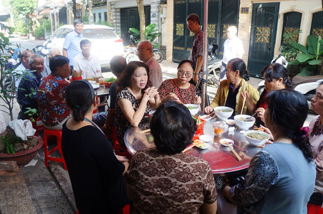 Mỗi ngày, quán mở cửa từ 6 giờ sáng, đến 9 giờ là hết hàng.