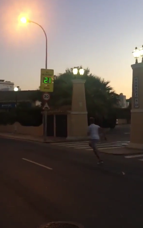 Tranh thủ lúc đường vắng, có người chạy thật nhanh và máy đo ghi lại được tốc độ 21 dặm/giờ.