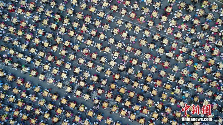 Ước tính, số lượng thực khách có mặt tại bữa tiệc tới hơn 20.000 người.