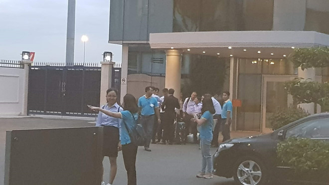 Đoàn du khách 9 người đang được hướng dẫn ra xe để trở về nhà. ẢNH: VP.