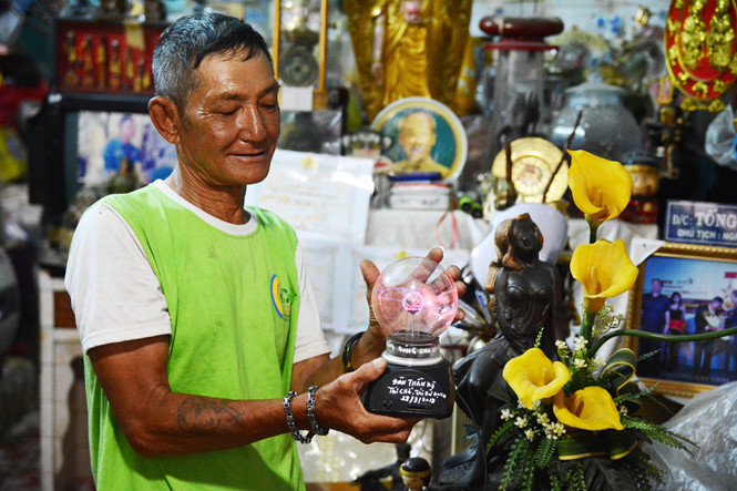 Ông Tống Văn Thơm, "phù thủy" chuyên tái chế đồ phế thải. Ảnh: HOÀI NHÂN. Ông Tống Văn Thơm, "phù thủy" chuyên tái chế đồ phế thải. Ảnh: HOÀI NHÂN.