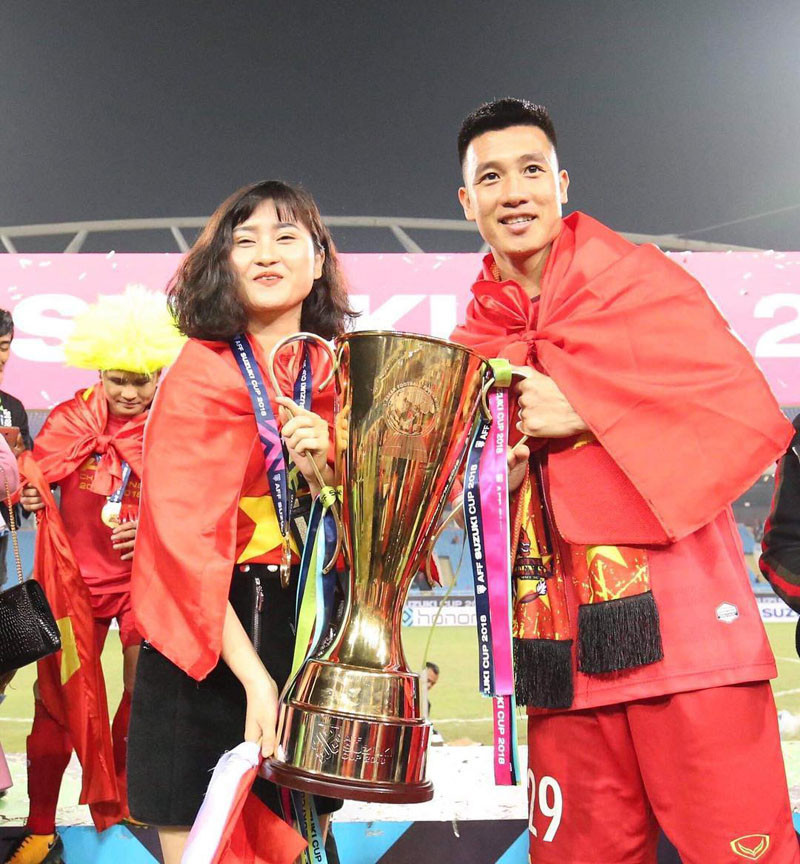 Thùy Dương và Huy Hùng cùng nâng cao chiếc cúp vô địch. Thùy Dương và Huy Hùng cùng nâng cao chiếc cúp vô địch.