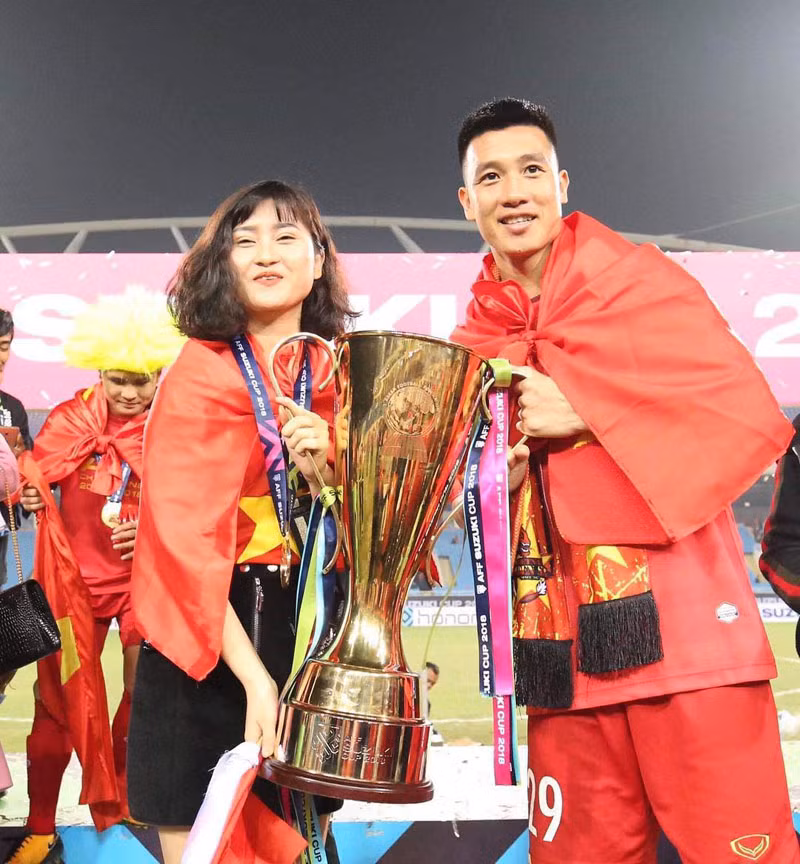 Thùy Dương và Huy Hùng cùng nâng cao chiếc cúp vô địch.