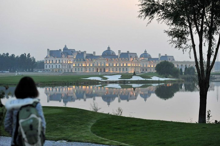 Một dinh thự ở Bắc Kinh được thiết kế và xây dựng phỏng theo lâu đài Chateau de Maisons-Laffitte từ thế kỷ 17 của Pháp.