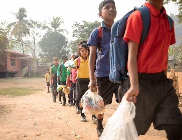 Các bạn học sinh nộp rác thải nhựa thay vì học phí.