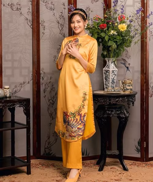 Chọn áo dáng suông nhẹ, không chít eo như Thùy Anh sẽ giúp bạn thoải mái ăn uống ngày Tết mà không lo lộ vòng hai.