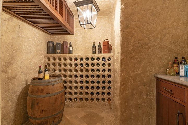 Với một ngôi nhà trị giá hàng trăm triệu USD, thật thiếu sót nếu không có một hầm rượu đắt đỏ.