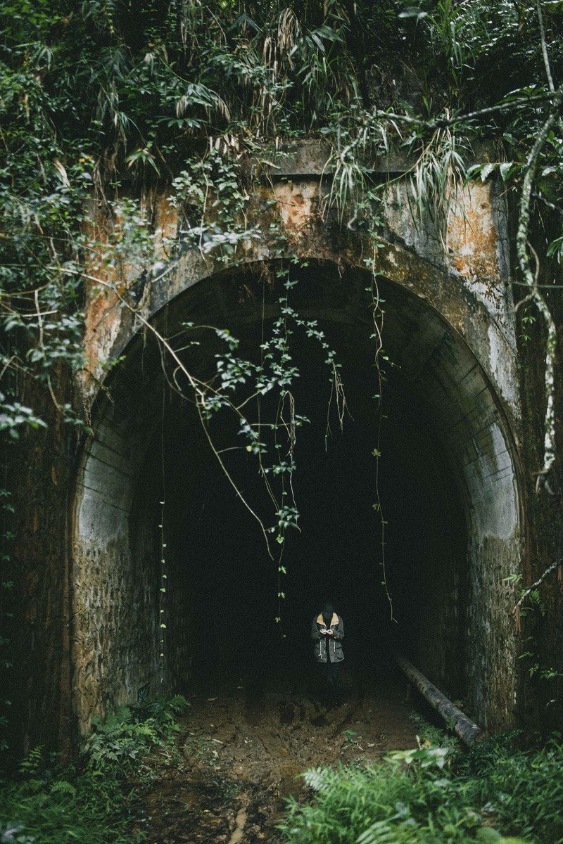 Khung cảnh đường hầm xe lửa tuy thơ mộng nhưng cũng không kém phần huyền bí.