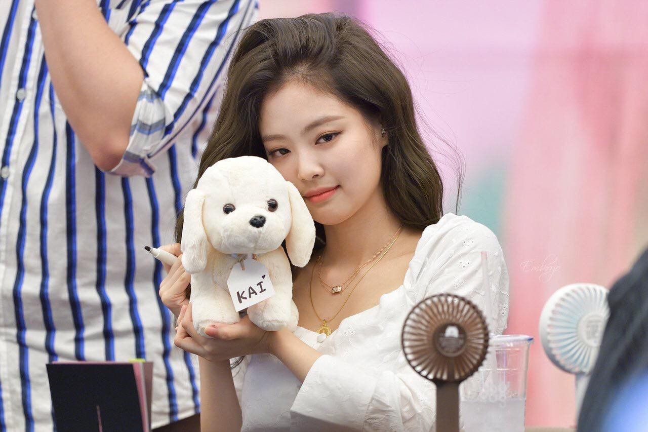 Khá bất ngờ, Jennie cũng nuôi một chú chó tên là... Kai.