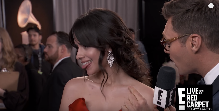 Hành động tinh nghịch của Camila đã không thể thoát khỏi ánh mắt của người hâm mộ.