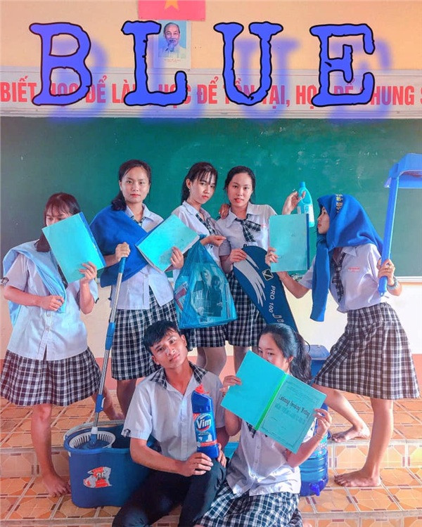 Sự chú ý của ta đã va phải vào... cây lau nhà, bình nước, lọ tẩy rửa sàn. (Ảnh: T.H.Nhi)