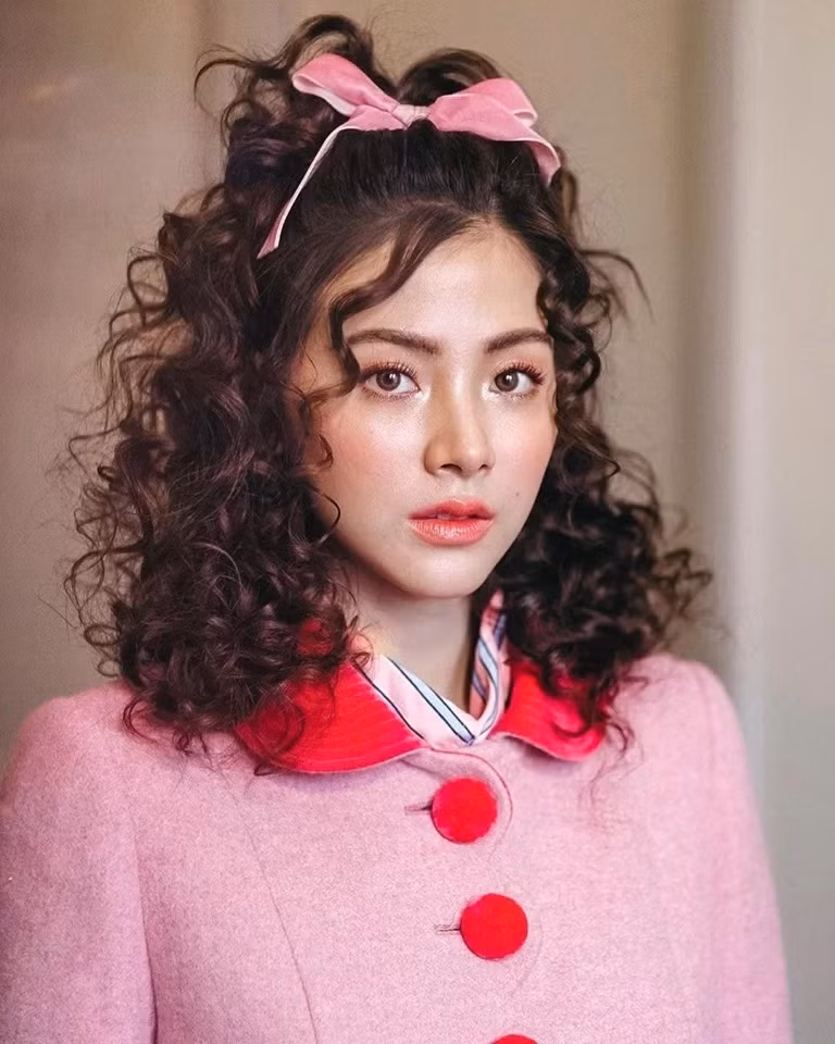 Son bóng không được các cô gái yêu thích vì dễ gây cảm giác sến sẩm, tuy nhiên Baifern vẫn chinh phục dễ dàng.