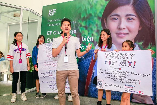 Văn Hào trong vòng chung kết cuộc thi hùng biện tiếng Anh EF Challenge 2018.