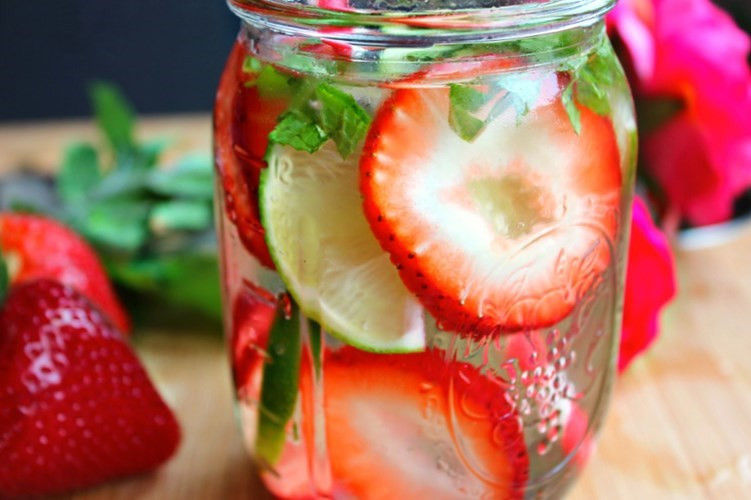 Chẳng cần đặt mua trên mạng, 7 công thức dưới đây sẽ giúp bạn làm nước detox cực dễ ảnh 3