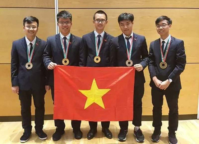 Nguyễn Ngọc Long (thứ 2 từ trái sang) giành huy chương Vàng Olympic Vật lý quốc tế năm 2018