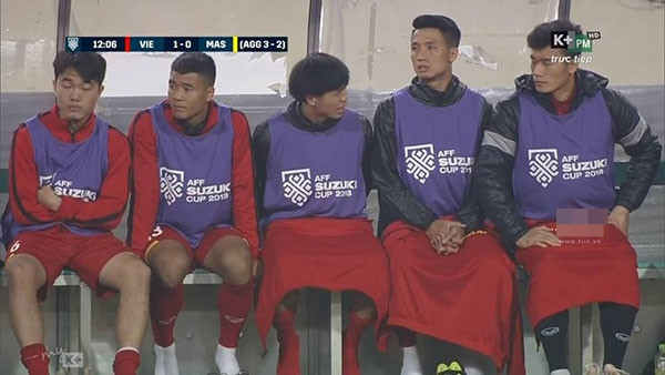 5 "họa mi" mỗi người một biểu cảm khác nhau.