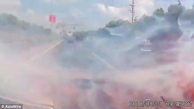 Khói bốc lên nghi ngút bên trong xe sau vụ nổ