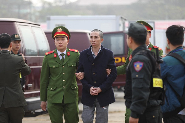 Bị cáo Bùi Văn Công bị áp giải đến phiên xử.