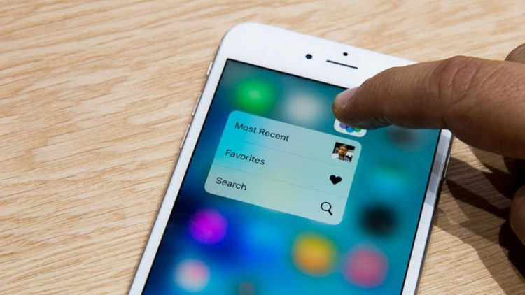Tính năng mới hấp dẫn nhất trên bộ đôi này là 3D Touch với khả năng hiển thị các thực đơn tắt khi người dùng nhấn, giữ vào một biểu tượng trên màn hình. Hệ điều hành Android của Google sau đó công bố tính năng tương tự với lực nhấn yêu cầu nhẹ hơn.