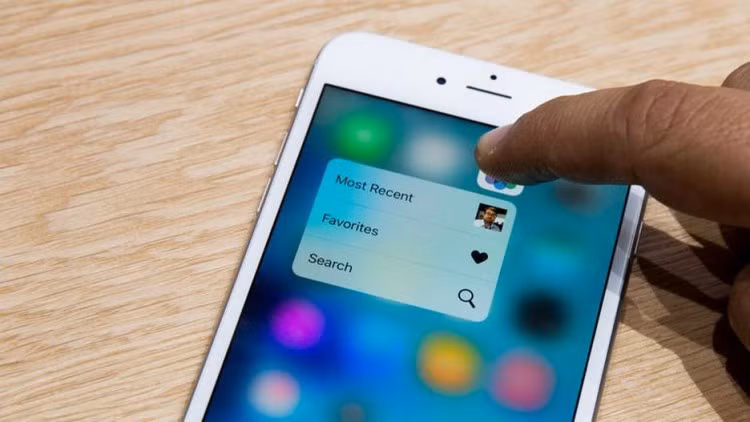 Tính năng mới hấp dẫn nhất trên bộ đôi này là 3D Touch với khả năng hiển thị các thực đơn tắt khi người dùng nhấn, giữ vào một biểu tượng trên màn hình. Hệ điều hành Android của Google sau đó công bố tính năng tương tự với lực nhấn yêu cầu nhẹ hơn.